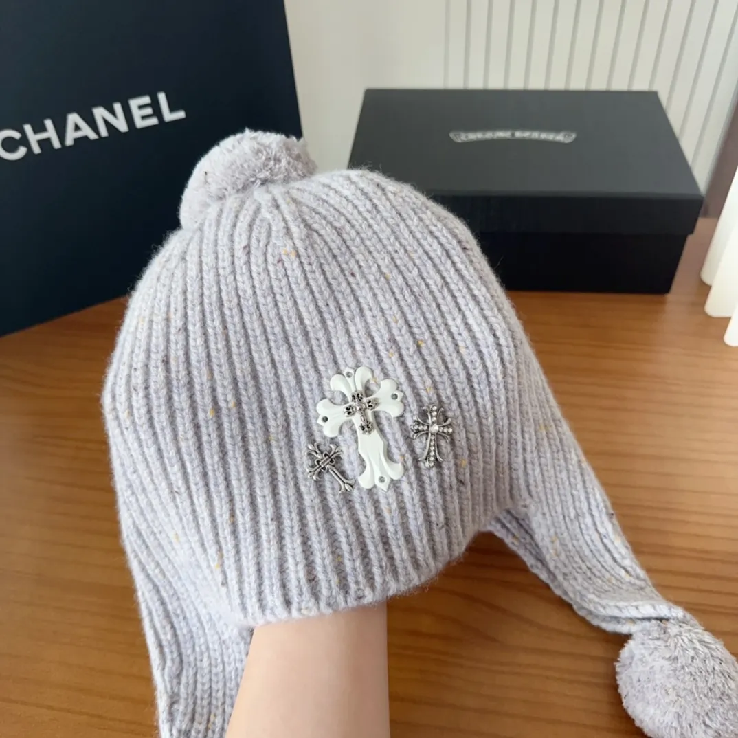 💰110 Crow Heart Autumn and Winter Wool Knitted Beanie This must be a favorite of minimalism. It is clean, neat, fashionable and versatile, and will definitely not be picky about your face shape! A fashionable classic that lasts forever! Fashionable black and white can be purchased together!